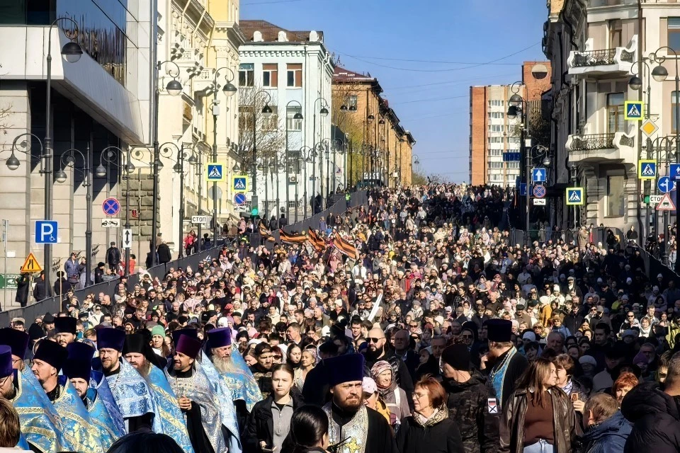 Тысячи жителей и гостей края вышли на центральные улицы Владивостока