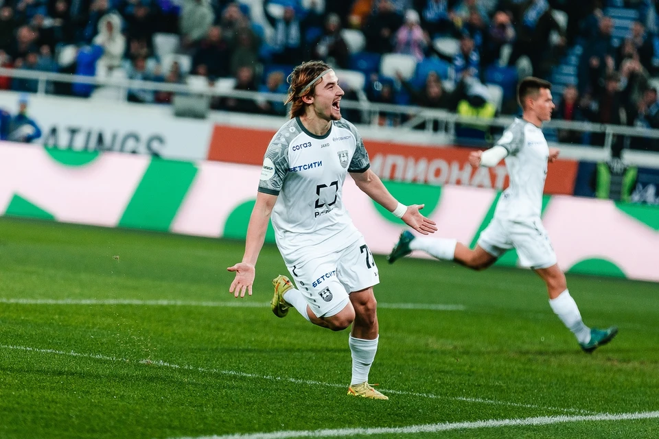 Первый мяч в игре уже на 9-й минуте забил Максим Петров.