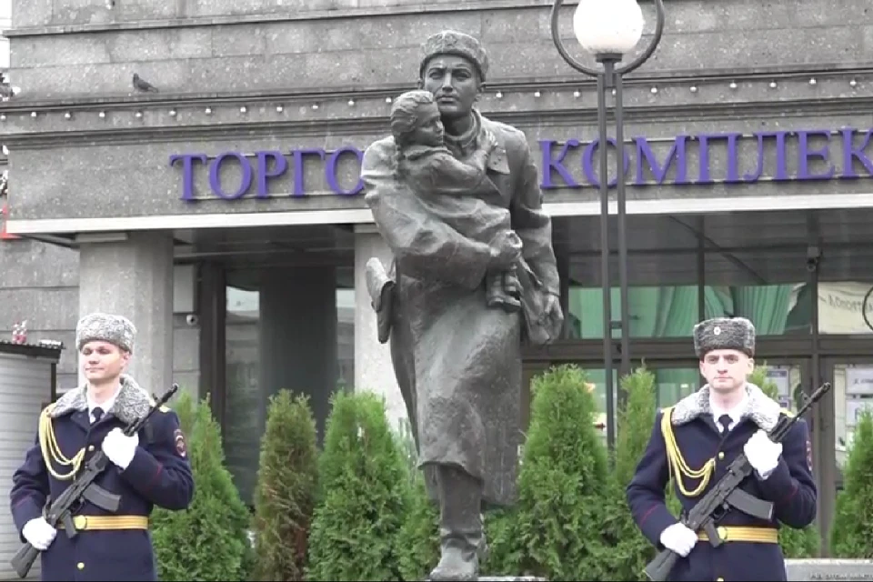 Торжественная церемония возложения цветов прошли на площади Стачек. Фото: ГУ МВД РФ по СПб и ЛО