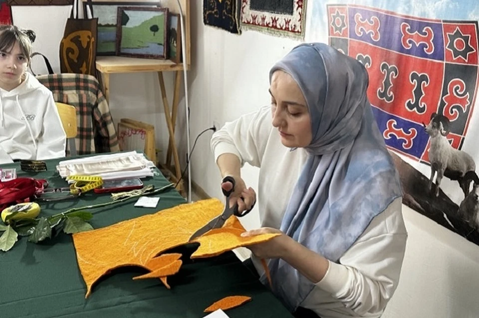 Юных жителей Ингушетии начали обучать созданию старинного женского головного убора. Фото: пресс-службы республиканского Дома народного творчества.