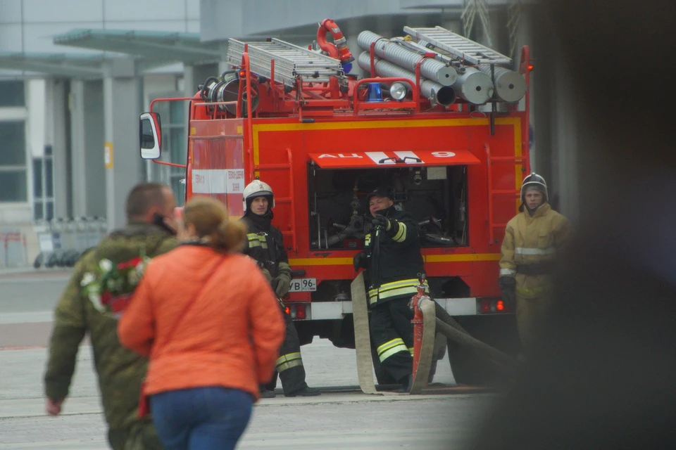 В Бердске тушат крупный пожар в производственном здании.