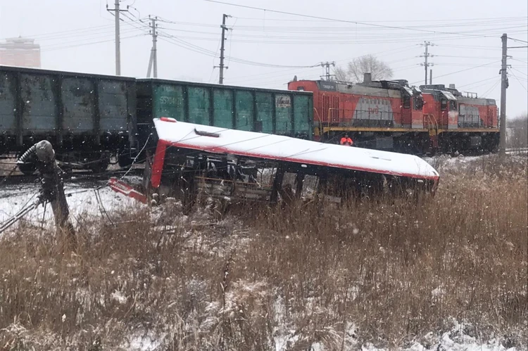 Тяжелые травмы и операция: что известно о состоянии пострадавших в страшном ДТП с поездом в Хабаровске