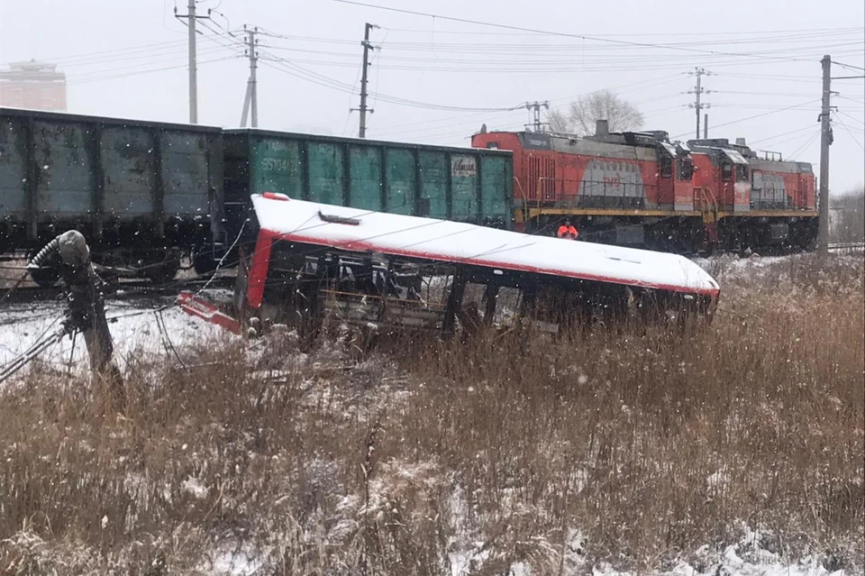 В районе железнодорожного переезда водитель решился на рискованный маневр, который обернулся страшным ЧП. Фото: Госавтоинспекция Хабаровска