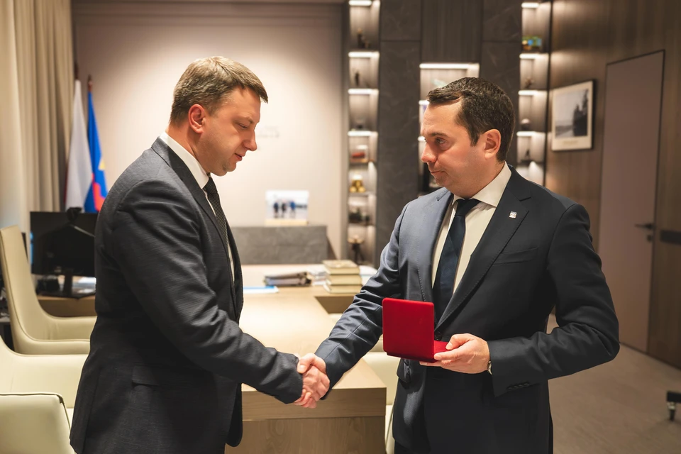 Губернатор Андрей Чибис передал супругу Татьяны Сахаровой, Андрею Сахарову, почетный знак Мурманской области «За гражданскую доблесть». Фото: Игорь Громов / правительство Мурманской области