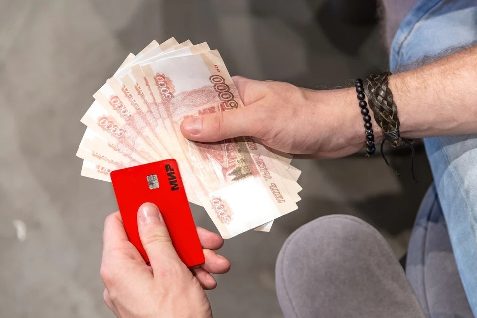 Росфинмониторинг предупредил об опасности оплаты товаров переводом на карту