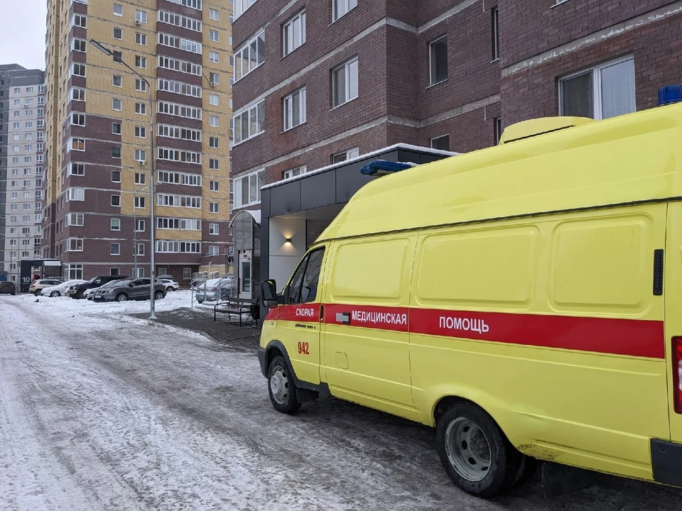 Пожилой рыбак упал под лед на пруду в Тюмени.