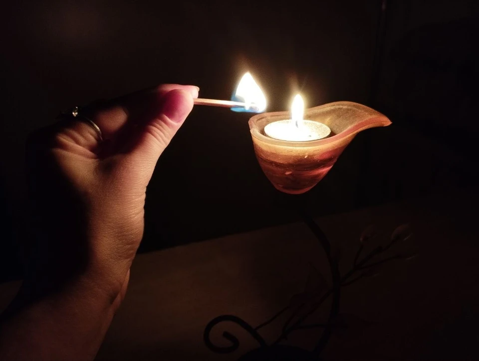 Утром уже темно – зажигаем свечи. Фото: соцсети