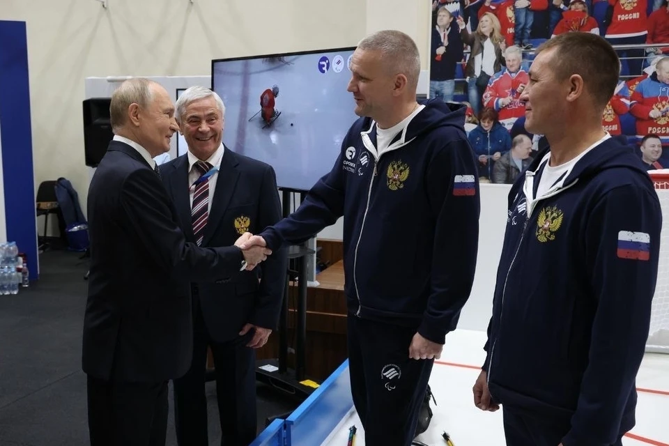 Президент Владимир Путин встретился с серебряным призером зимних Паралимпийских игр из Ижевска Владимиром Каманцевым. Фото: Владимир Каманцев