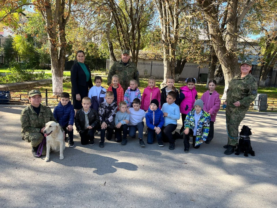 Коллективный снимок хорошо передал настроение от общения. Фото: Севастопольское региональное отделение «Единой России»