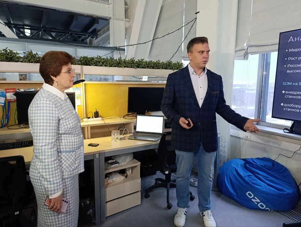 Заместитель Губернатора ознакомилась с разработками лучших стартапов сезона. Фото: правительство Новосибирской области.