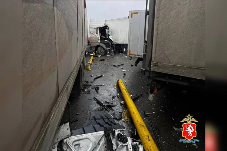 Под Первоуральском столкнулись восемь грузовиков