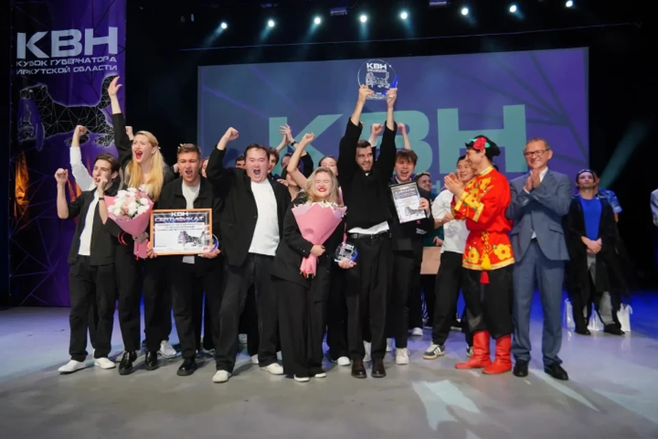 Команды из Иркутска и Нягани получили кубок губернатора Иркутской области по КВН. Фото: пресс-служба правительства Иркутской области