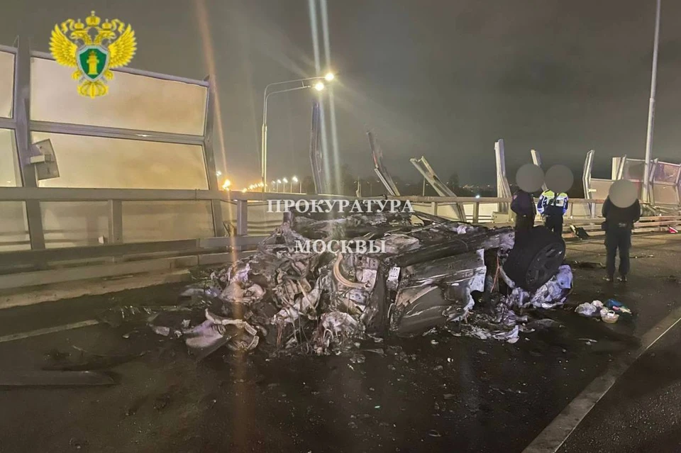 Авто наехало на ограждение и перевернулось на севере Москвы, есть погибшие