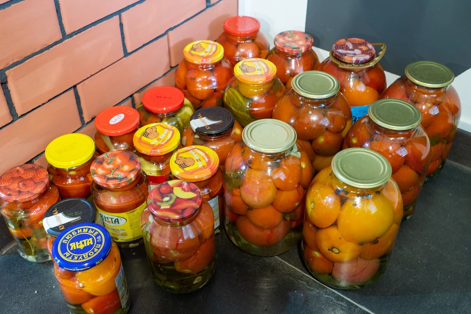 Шесть человек заразились ботулизмом после употребления домашних солений в Москве