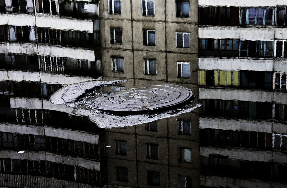 Маленький ребенок провалился в водопроводный люк.