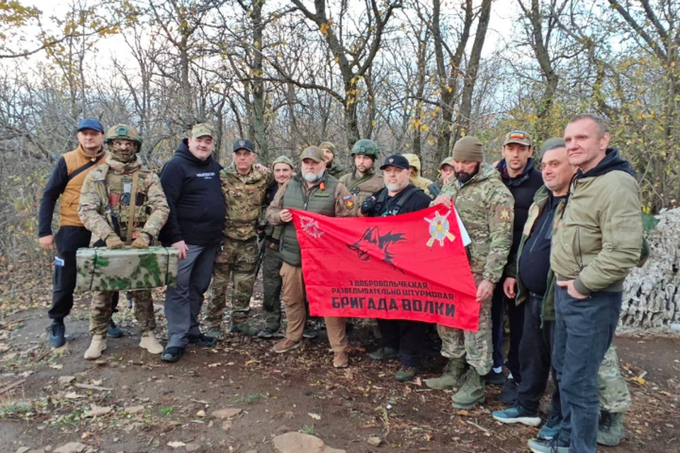 Команда артистов приехала в добровольческую бригаду «Волки», чтобы выступить с концертом для бойцов