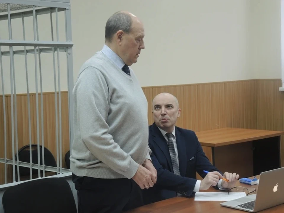 Валерий Янин (стоит) на суде с адвокатом.