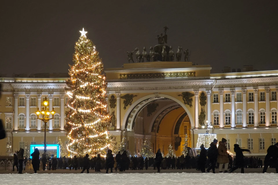 Петербург уже готовится к Новому году.