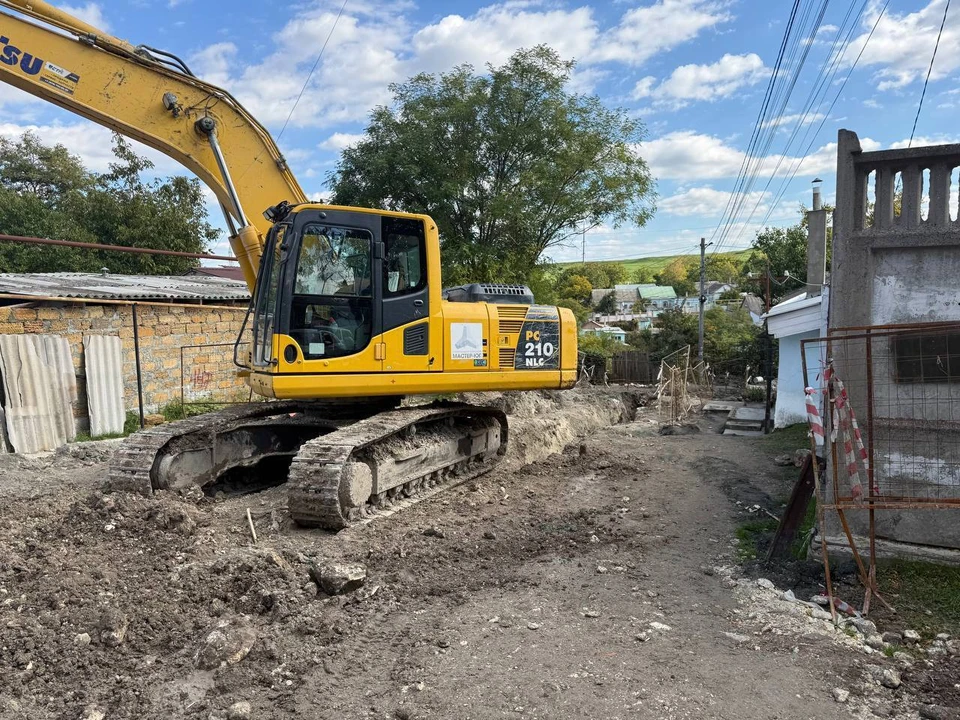 По данным следствия, мужчина упал в траншею, вырытую на пересечении улицы 8 Марта и переулка Обозного. Фото: t.me/sledcomcrimea