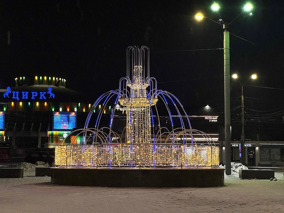 Фонтан с подсветкой — яркий акцент в знаковой городской локации. Фото: Валерия Коршунова