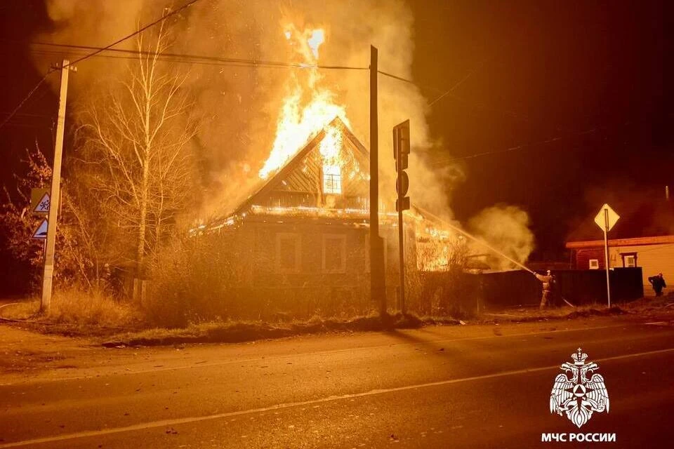Одно строение сгорело полностью, но переход огня на соседний дом удалось предотвратить. Фото: МЧС России по Тверской области.