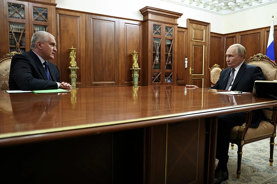 Президент России Владимир Путин и глава Крыма Сергей Аксенов во время встречи