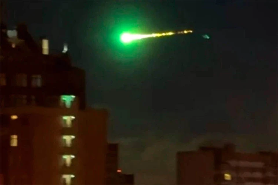 Астроном Короткий: Обломок метеорита пробил крышу дома в Новгородской области Фото: Кадр из видео в соцсетях