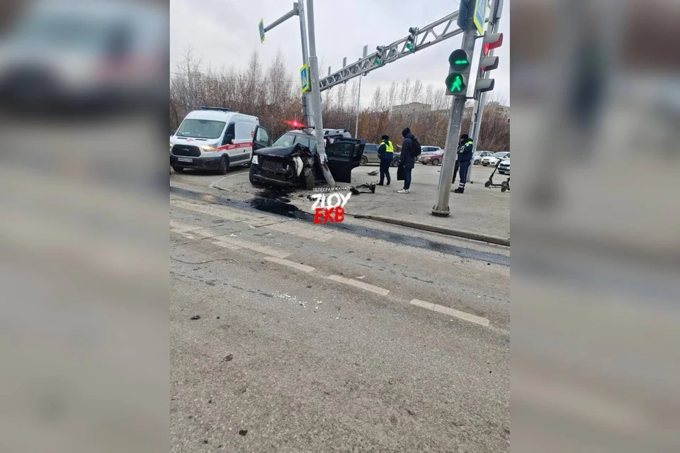 В Екатеринбурге на пересечении Машинной и Ткачей произошло ДТП. Фото: «Злой Екатеринбург»