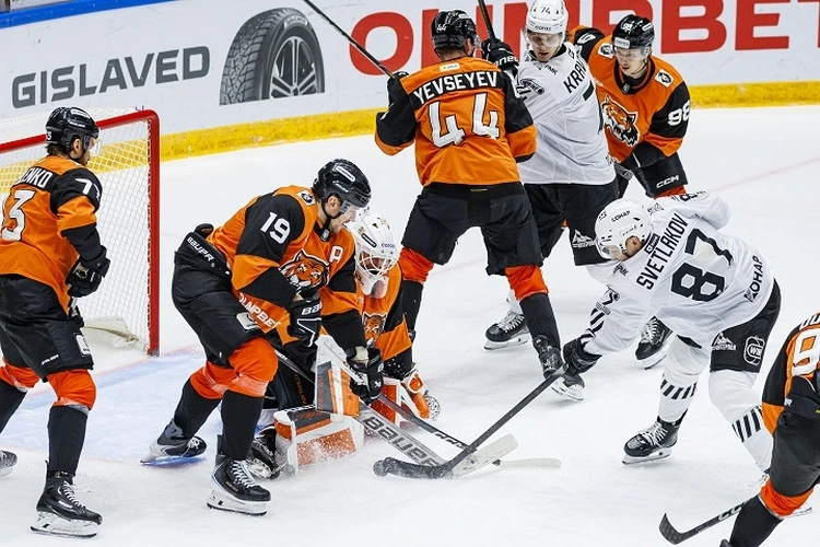 Гимн России на саксофоне: Игорь Бутман выступил перед хабаровскими болельщиками в форме «Амура»