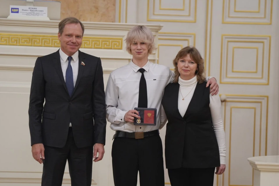 Церемония награждения двух юношей состоялась на заседании Законодательного Собрания. Фото: t.me/a_belsky