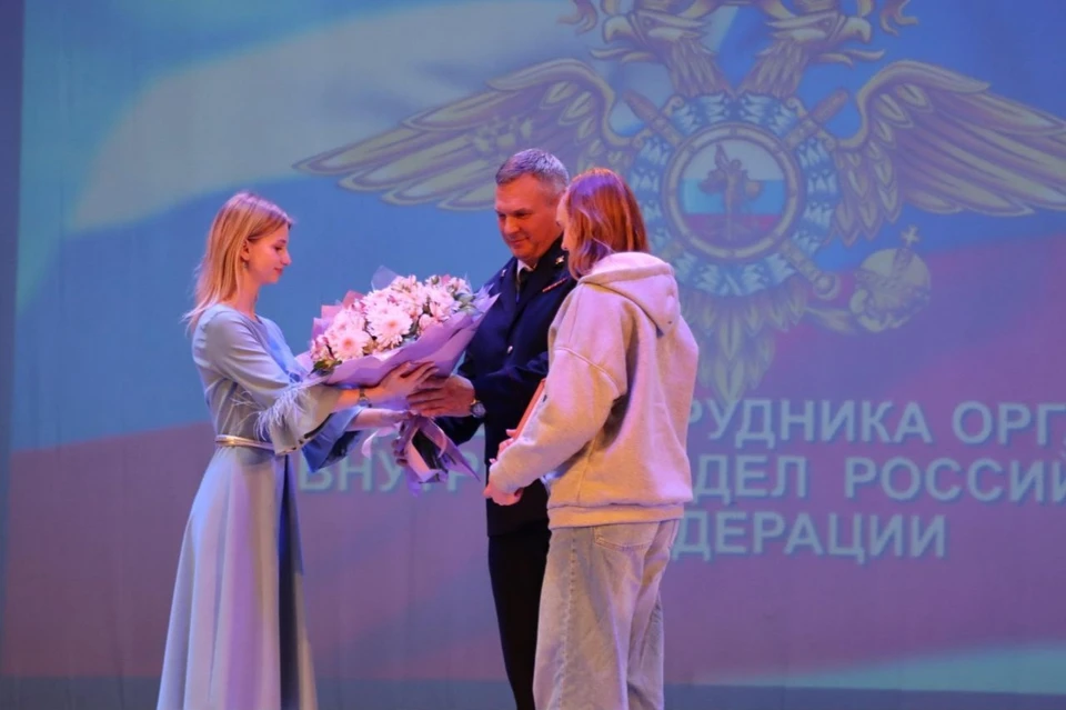 Девочке, которая помогла задержать преступника, вручили благодарственное письмо Фото: ГУ МВД РФ по Краснодарскому краю