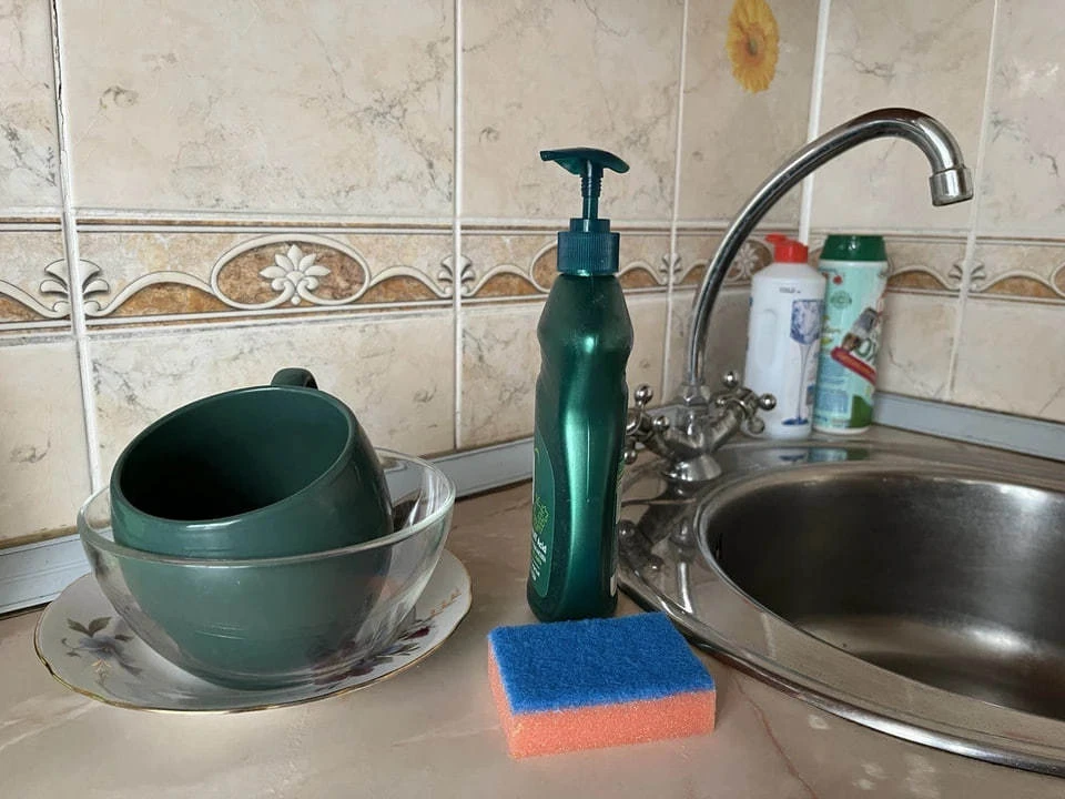 Доцент Золотарева: губка для посуды может стать рассадником инфекций