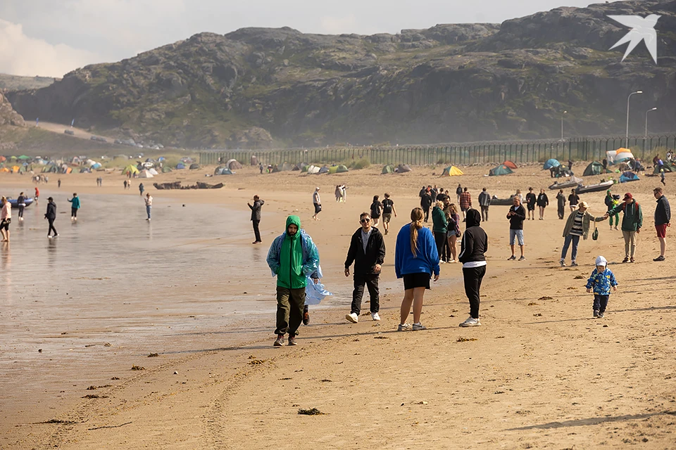 Нейросеть продолжает показывать, как выглядят туристы из разных городов и стран, путешествующие по Кольскому полуострову.