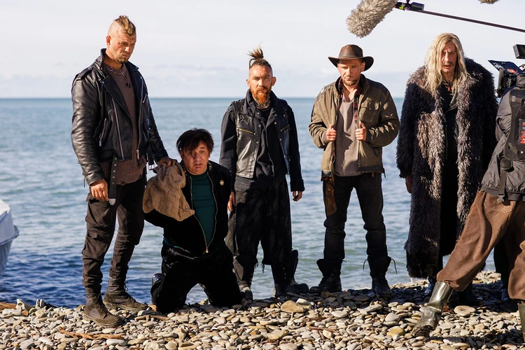 Никита Кологривый заглянул в «Дыру», пока Николая Фоменко в парике поставили на колени после ограбления