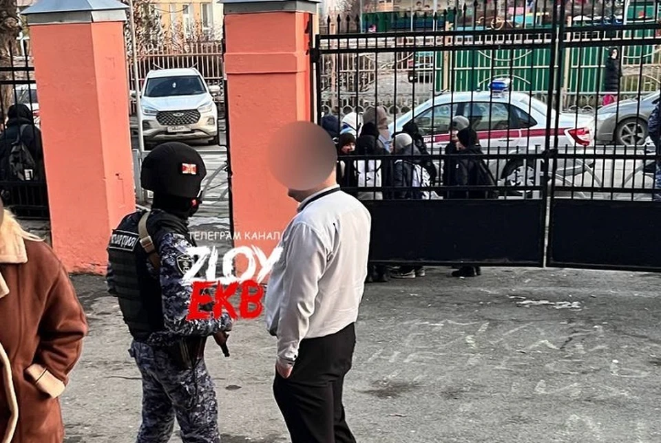 К школе съехались росгвардейцы. Фото: телеграм-канал «Злой Екатеринбург»