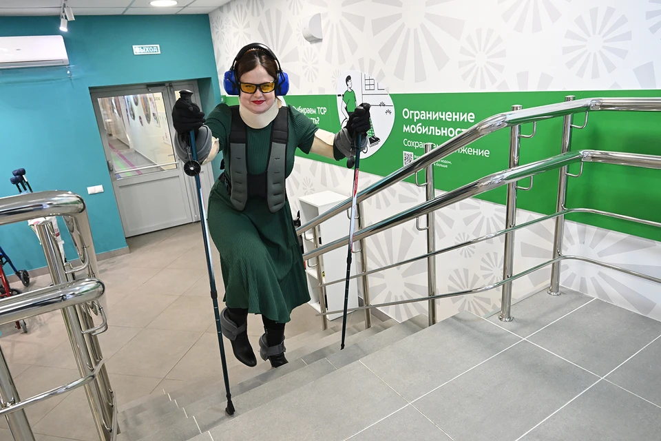 На нашего корреспондента надели экипировку весом 17 кг, чтобы она могла прочувствовать, как тяжело пожилым подниматься по лестнице.