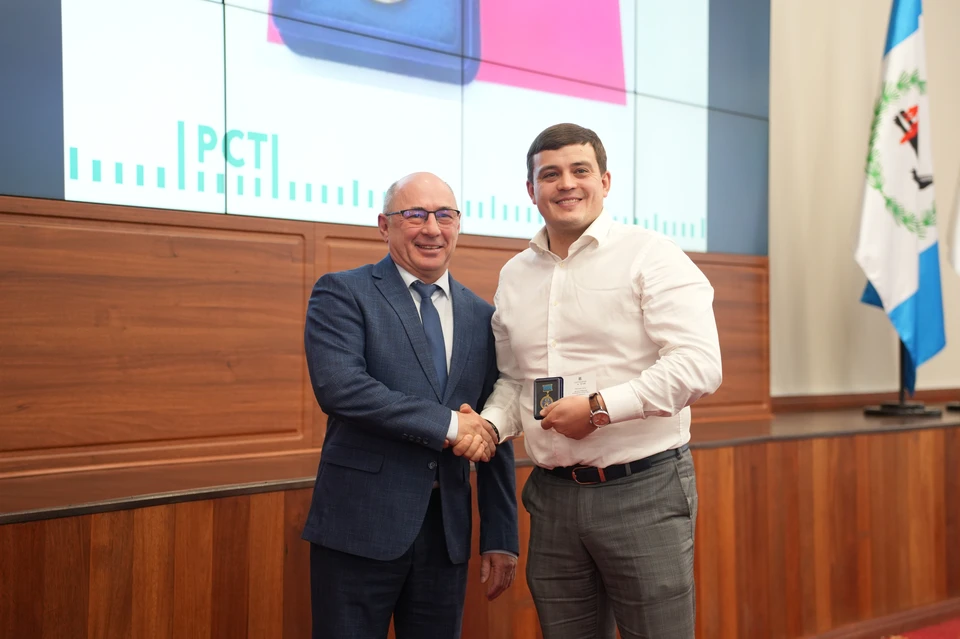 Директор ФБУ «Иркутский ЦСМ» Росстандарта Д.О. Солдатов и заместитель генерального директора СХПК «Усольский свинокомплекс» А.П. Сумароков. Фото предоставлены «Иркутским ЦСМ».