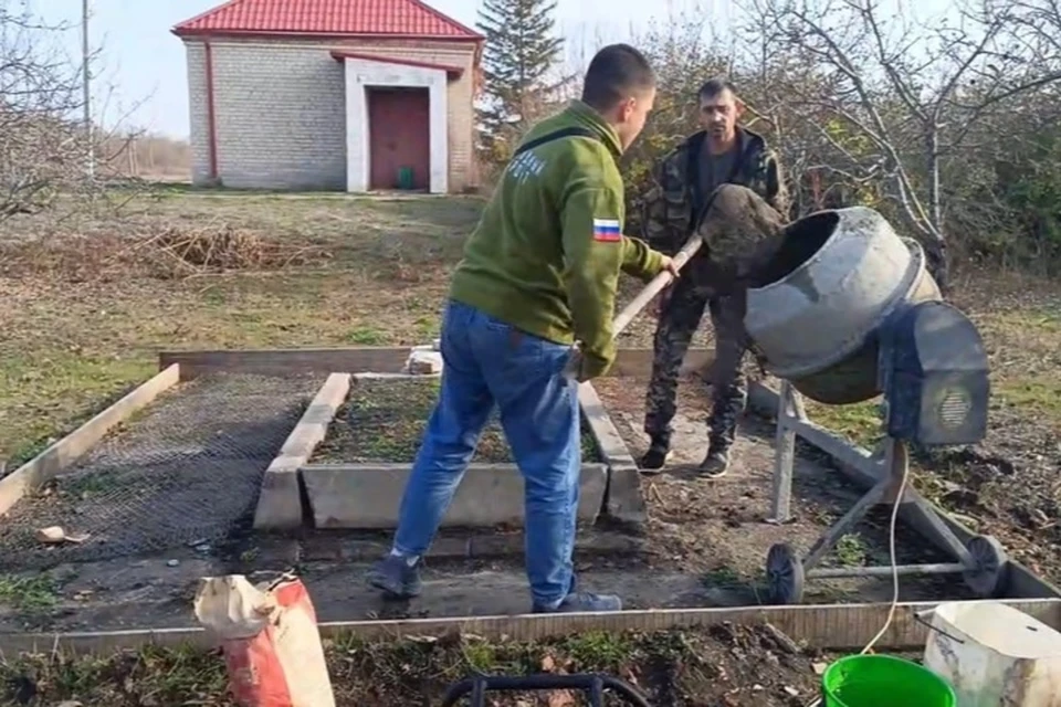 В Бельманке реставрируют памятник на братской могиле красноармейцев. Фото: Народный фронт Запорожской области