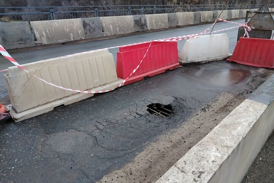 На мосту образовалась сквозная дыра