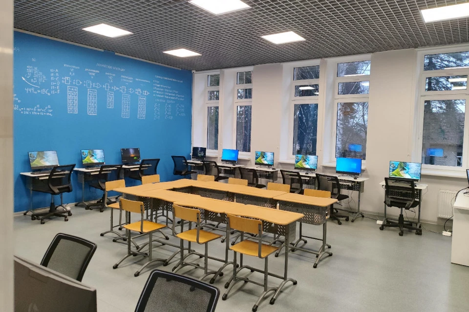 В одном из классов школы.