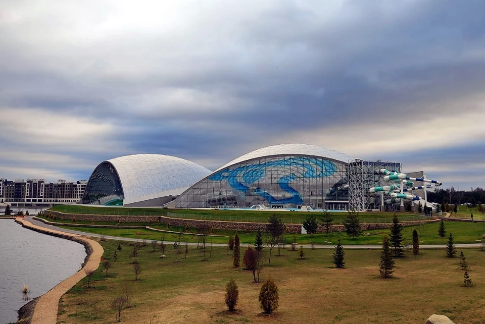 Аквапарк расположен под двумя куполами, пропускающими солнечные лучи.