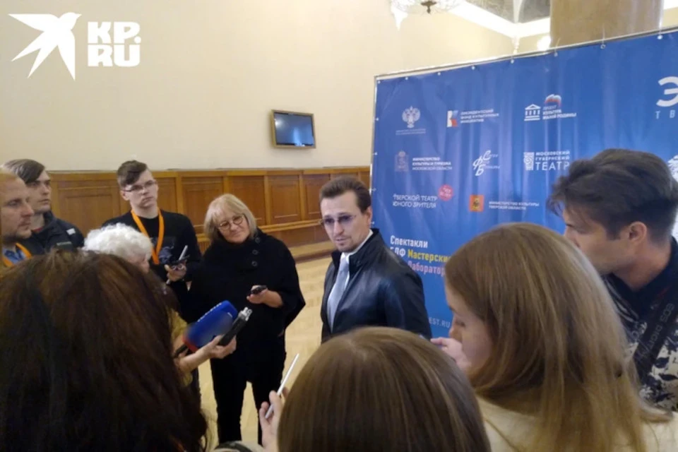 Тверской ТЮЗ получил премию на фестивале Безрукова. Фото с визита народного артиста в Тверь.