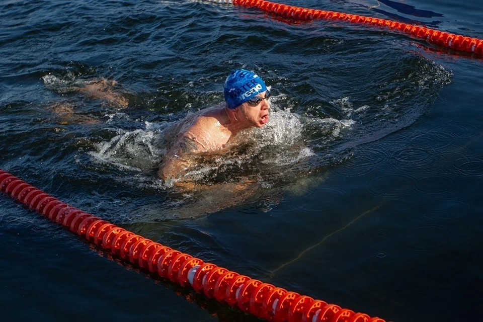 Виталий Кочнев готовится к заплыву во льдах Антарктиды