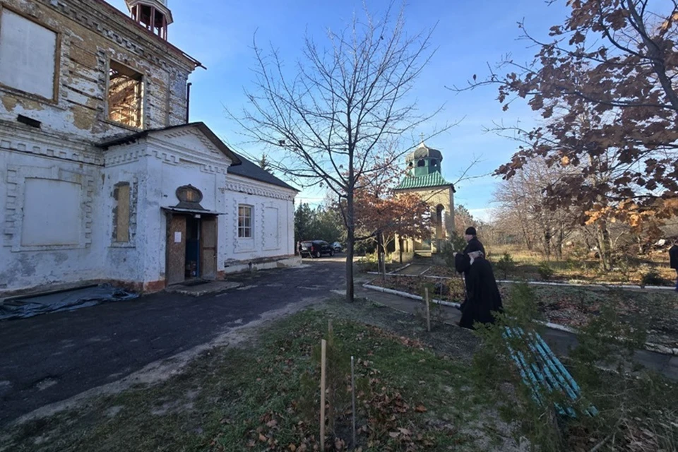 Митрополит Владимир осмотрел Донецкие храмы, пострадавшие в ходе боевых действий. Фото: Донецкая епархия РПЦ
