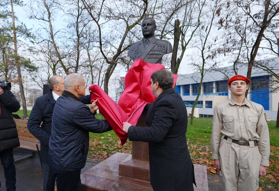 Бронзовый бюст летчика-аса Александра Покрышкина в Приморском парке Мариуполя