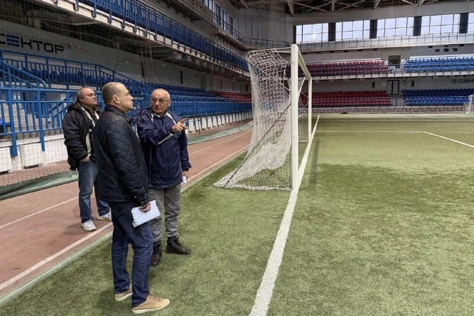 Глава Мариуполя Антон Кольцов ознакомился с ходом восстановления спорткомплекса. Фото: ТГ/Кольцов