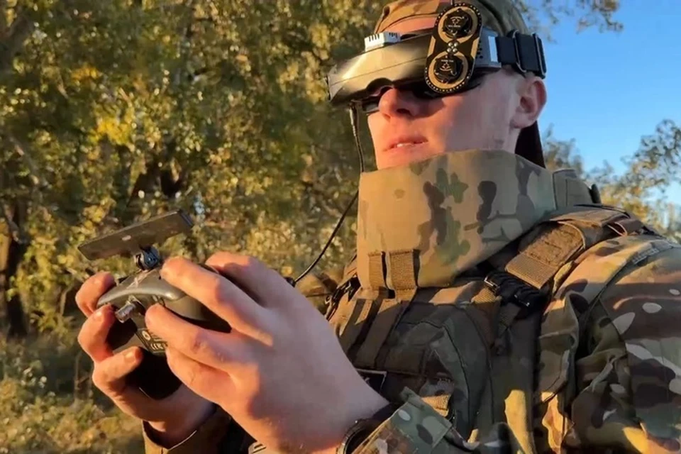 Оператор управляет дроном "Молния-2". Фото: тг-канал Владимира Сальдо