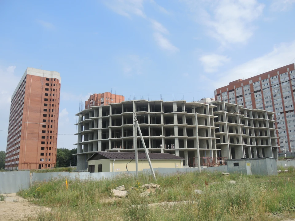 Вот так выглядел корпус №5 ЖК "Дуброва-парк-2" летом.