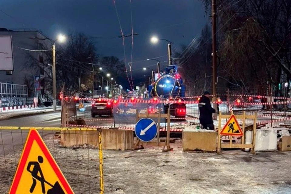 За выходные в траншею попали несколько автомобилей. Фото: МУП «Водоканал»
