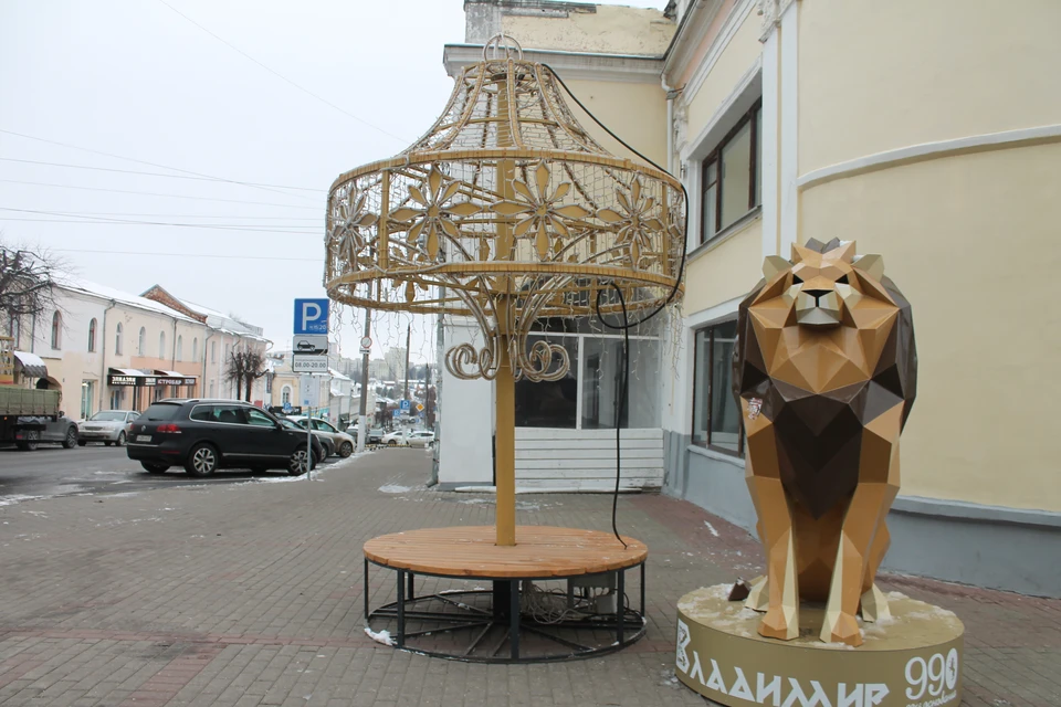 Торшер на пересечении Девической и Большой Московской.